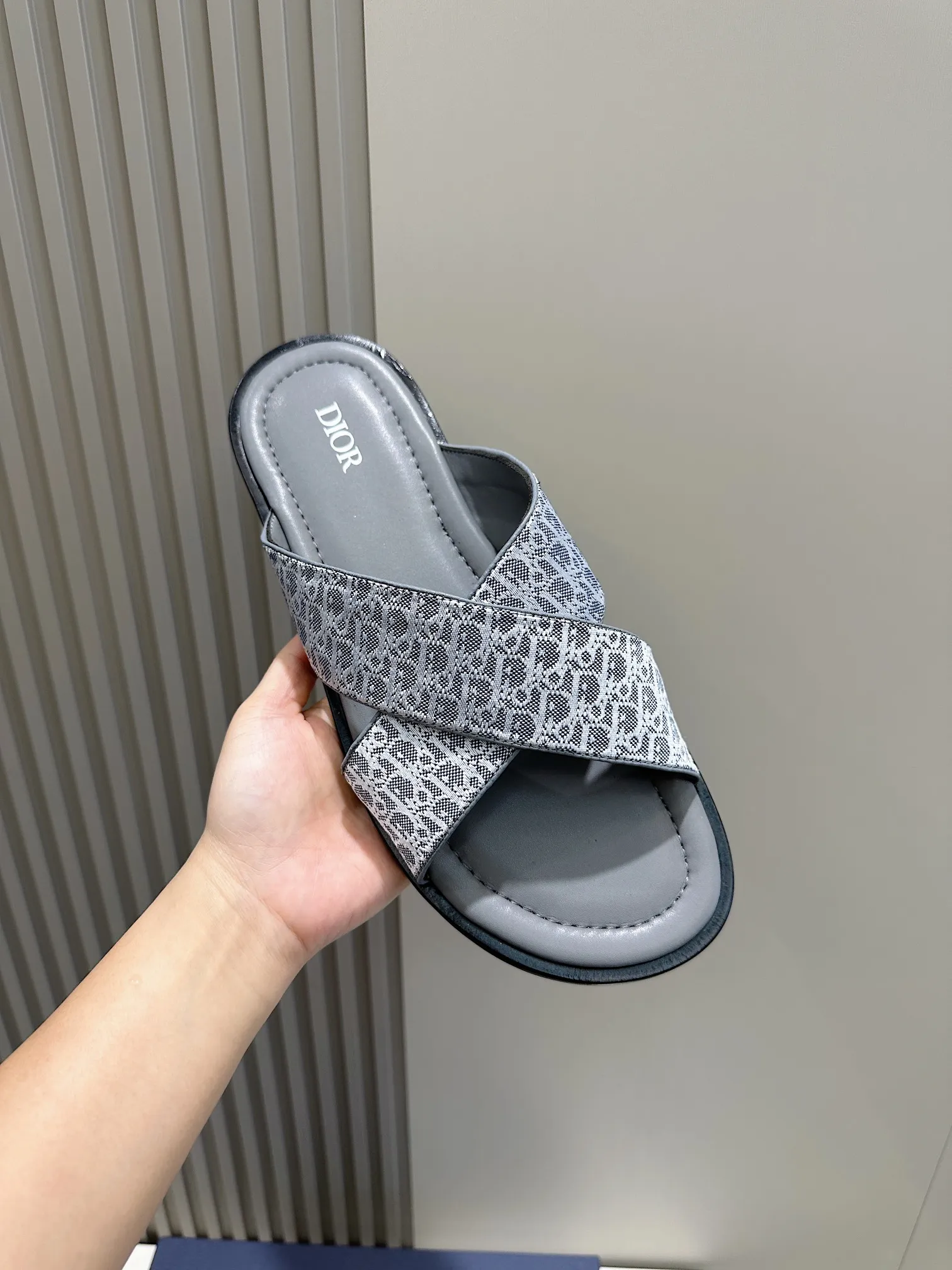 P320 [DIOR] Size 39-44 (38.45 custom-made) 2024ss Dior’s latest men’s slippers are a must-have. Dior Alias ​​Men's Genuine Leather Slippers This summer new Alias ​​sandal embodies a casual and elegant style. Carefully crafted from grained cow leather and Oblique printed fabric, with cowhide lining! Cross-strap design with metal-clad brass CD Diamond logo. The imported cowhide leather and rubber sole adds sophistication and comfort, while Oblique print-effect anti-slip panels add style.